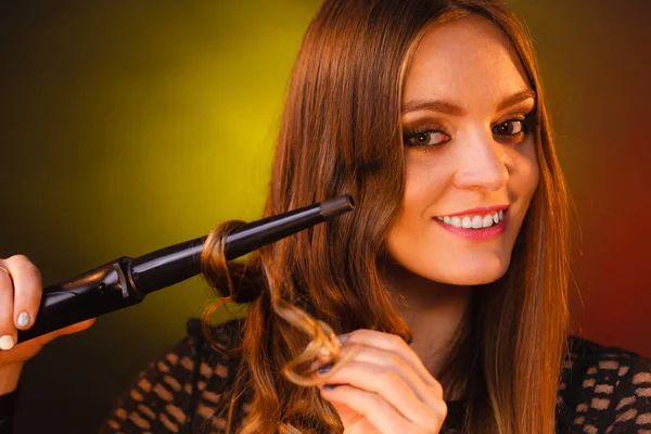 Haarpflege Hairstyling Hause Konzept Glückliche Frau Die Ihre Langen Braunen — Stockfoto