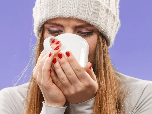 Atractiva Chica Pelo Largo Mujer Gorra Lana Invierno Sostiene Taza —  Fotos de Stock