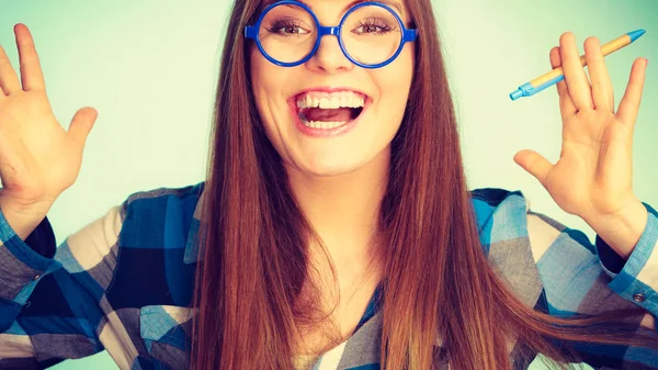 Estudar Educação Conceito Divertido Feliz Sorrindo Nerd Pensando Mulher Óculos — Fotografia de Stock