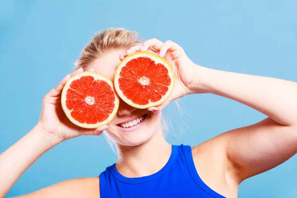 女人适合女孩两半的葡萄柚柑橘果实举行手 遮住她的眼睛 健康减肥食品 快乐假期好玩的概念 — 图库照片