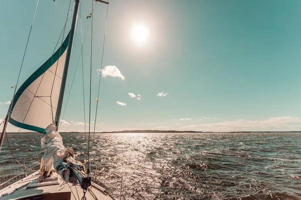 Yachting Zeilboot Tijdens Zonnig Zomerweer Rustig Blauw Zeewater Sportief Vervoersconcept — Stockfoto