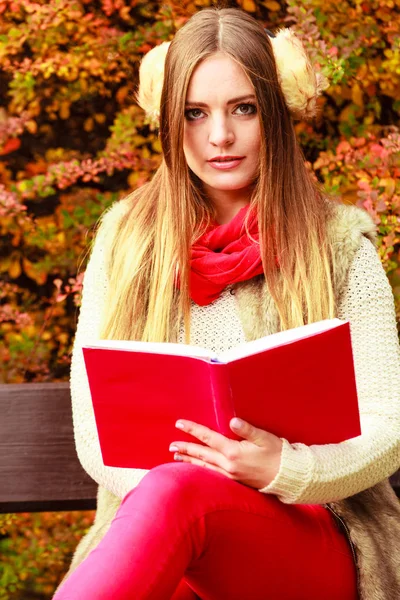 Woman Fashion Girl Relaxing Autumnal Park Reading Book Sitting Bench — Stock Photo, Image