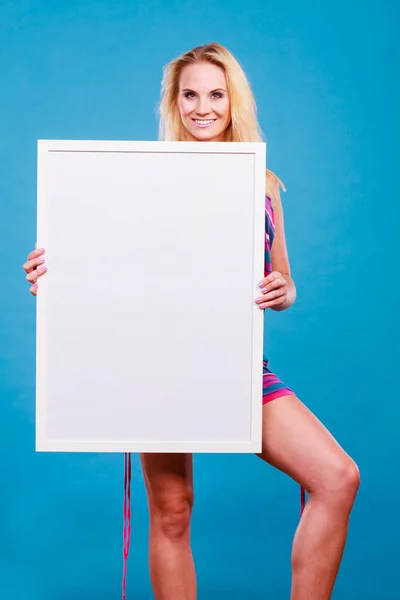 広告コンセプトを提示する 幸せな正ブロンド女性身に着けているカラフルなショートドレスホワイトボード — ストック写真