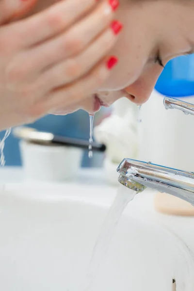 Mulher Limpando Lavar Rosto Com Água Limpa Banheiro Menina Cuidando — Fotografia de Stock