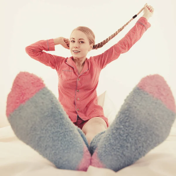 Moda Ropa Dormir Concepto Accesorios Mujer Pijama Usando Calcetines Calientes —  Fotos de Stock
