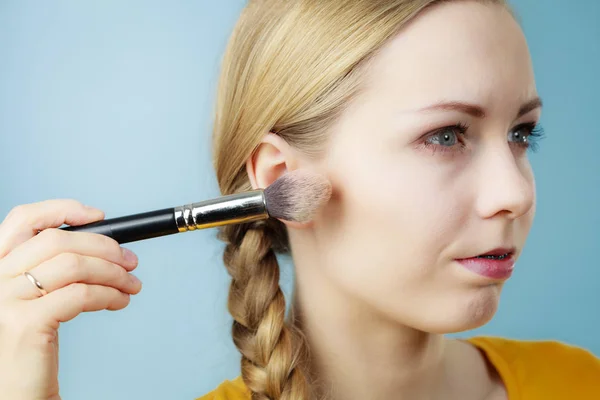 Make Beauty Makeup Artist Applying Brush Powder Rouge Female Check — Stock Photo, Image