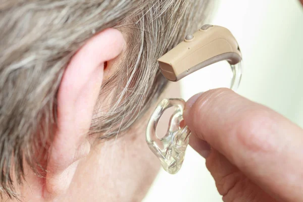 Femme Âgée Avec Prothèse Auditive Oreille Soins Santé Amplification Auditive — Photo