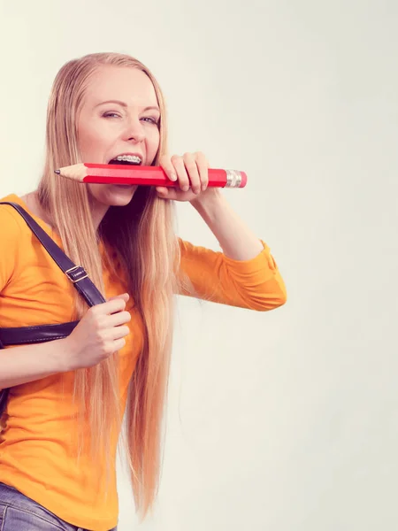 Mutlu Genç Sarışın Genç Kız Sırt Çantası Giyiyor Büyük Kalem — Stok fotoğraf