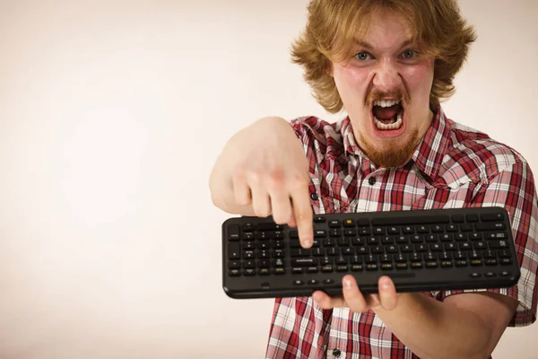 书呆子年轻人拿着电脑键盘玩电子游戏 沉迷于游戏概念 — 图库照片