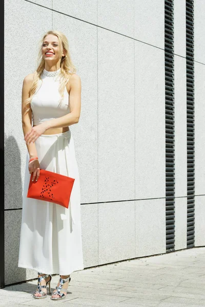 Elegante Modieuze Vrouw Presentatie Van Trendy Urban Outfit Witte Crop — Stockfoto