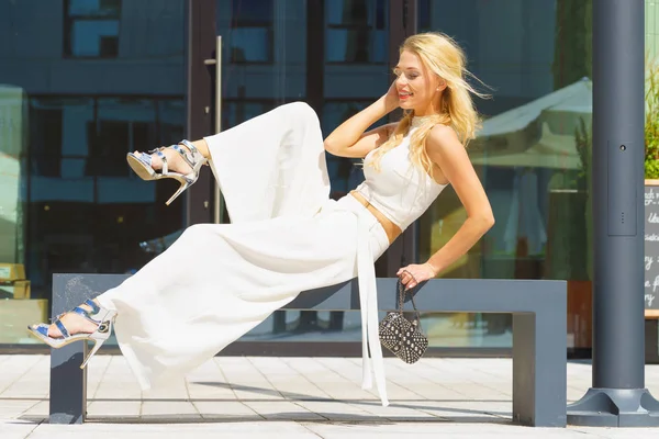 Elegante Modieuze Vrouw Presenteert Trendy Stedelijke Outfit Witte Gewas Top — Stockfoto