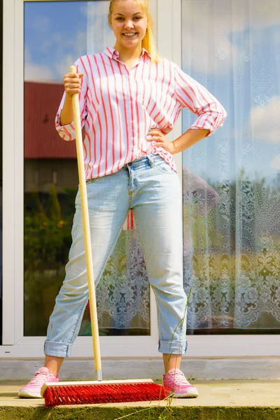 Mujer Adulta Joven Usando Escoba Grande Para Limpiar Patio Trasero — Foto de Stock