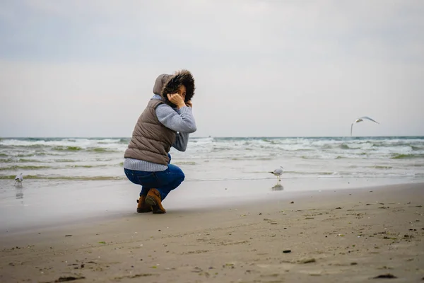 放松和休闲 在海滩上散步的女人女游客在靠近大自然的水边放松一下 秋寒季节 — 图库照片