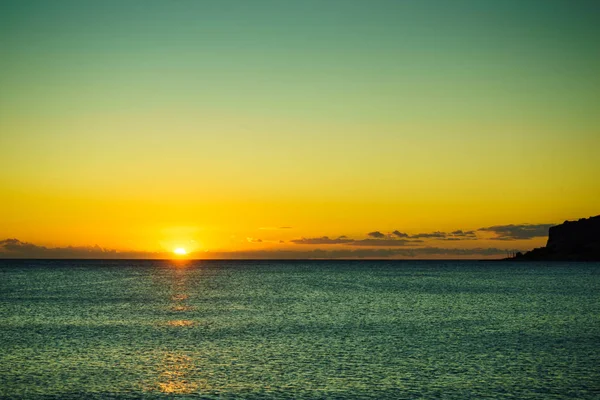 Szenischer Sonnenuntergang Oder Sonnenaufgang Über Der Meeresoberfläche Natürliche Landschaft Schöne — Stockfoto