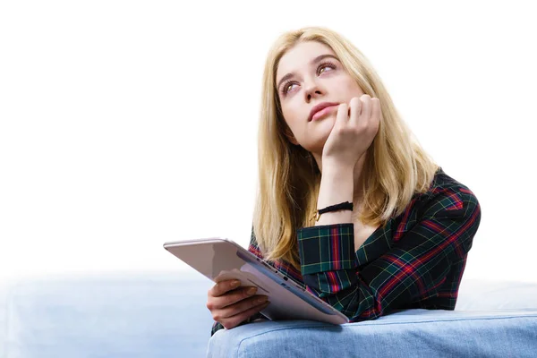 Junge Teenagerin Nutzt Tablet Während Sie Auf Dem Sofa Sitzt — Stockfoto