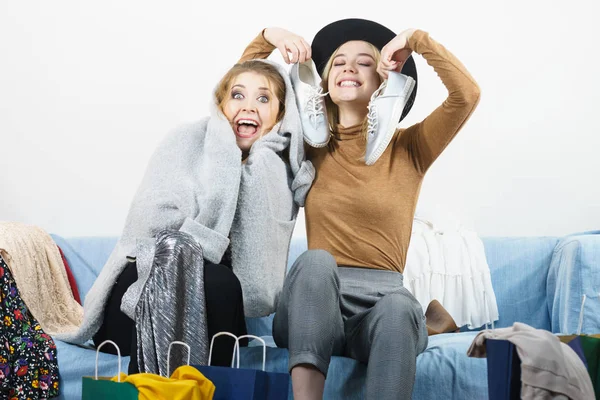 Två Glada Glada Kvinnor Kul Efter Shopping Plockning Outfit Garderoben — Stockfoto