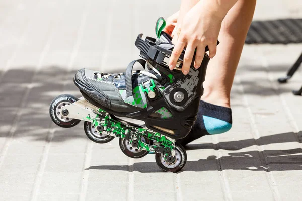 Feliz Joven Alegre Que Pone Patines Mujer Siendo Deportivo Divirtiéndose —  Fotos de Stock