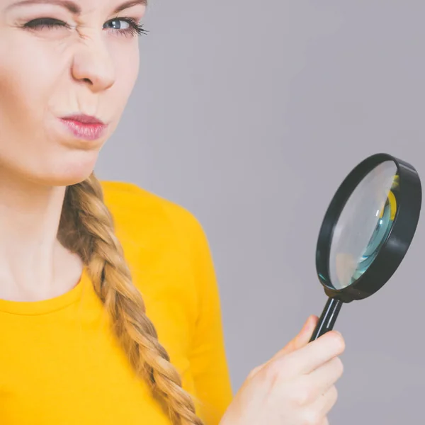 Kvinna Innehav Bulle Bröd Rulle Och Förstoringsglas Undersöka Vete Produkt — Stockfoto