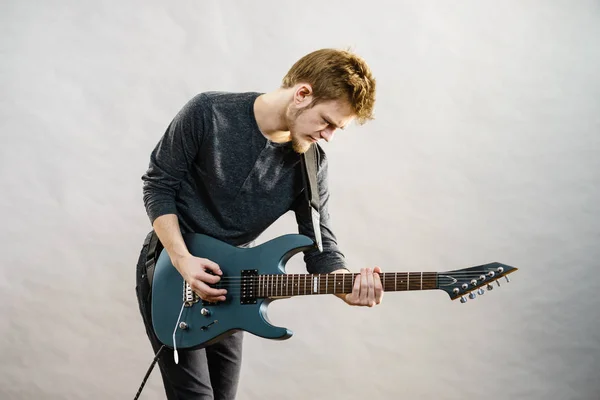 Joven Barbudo Con Guitarra Eléctrica Persona Adulta Sostiene Instrumento Toca — Foto de Stock