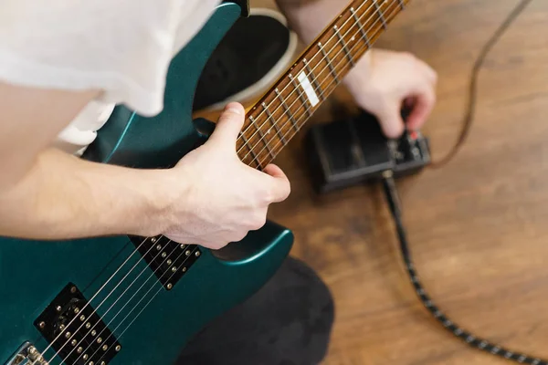 Man Met Muziekinstrument Het Opzetten Van Gitaar Audio Stomp Box — Stockfoto