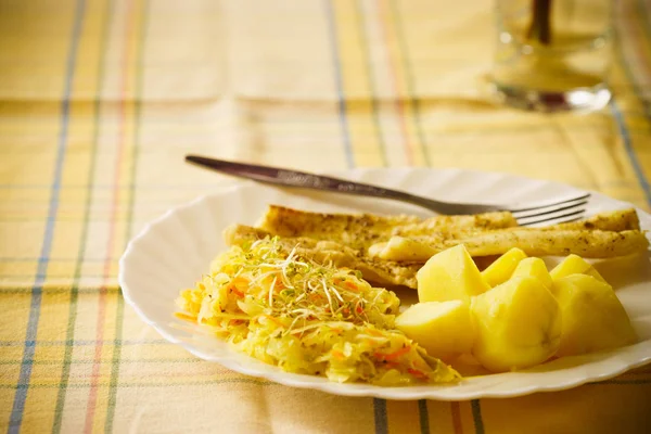 Comida Pronto Delicioso Jantar Carne Peixe Com Salada Batatas Mesa — Fotografia de Stock