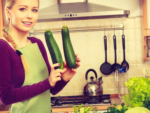 Vrouw Bedrijf Groene Verse Courgette Plantaardige Keuken Jonge Huisvrouw Koken — Stockfoto