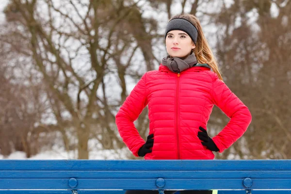 Kobieta Ubrana Ciepłą Odzież Sportową Przygotowuje Się Przed Treningiem Biegając — Zdjęcie stockowe