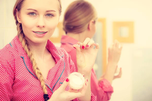 Ung Blond Kvinna Badrummet Som Applicerar Återfuktande Hudkräm Ansiktet Flicka — Stockfoto