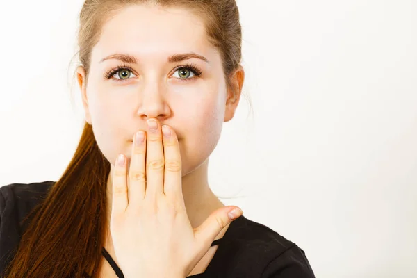 Mujer Cubriéndose Boca Con Mano Ver Algo Impactante Sorprendido Sin — Foto de Stock