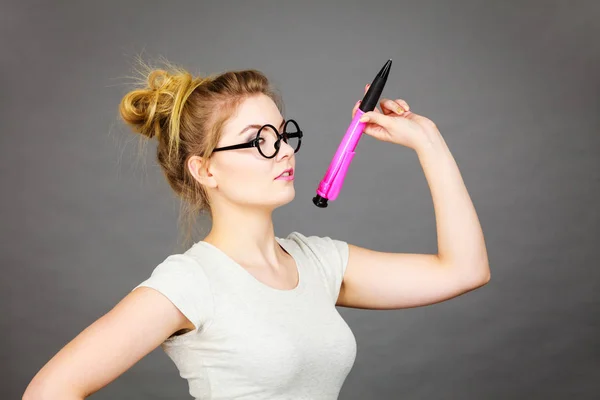 Estudiante Buscando Mujer Usando Anteojos Nerd Celebración Gran Lápiz Gran — Foto de Stock