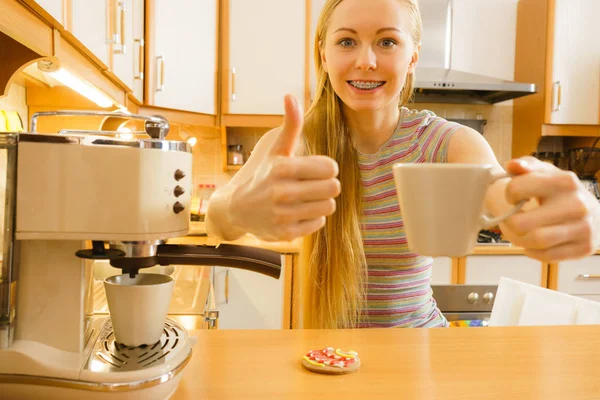 Frau Der Küche Kocht Heißgetränk Kaffee Aus Maschine Barista Hause — Stockfoto