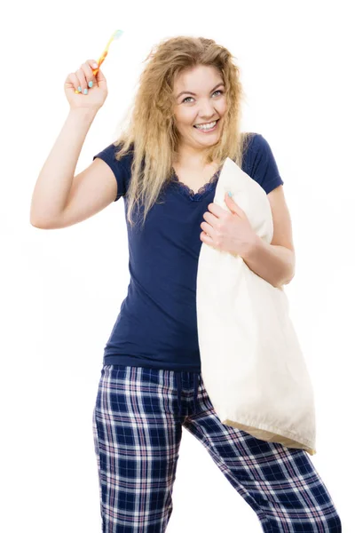 Gelukkig Vrolijke Vrouw Draagt Blauwe Pyjama Met Kussen Tandenborstel Slaap — Stockfoto