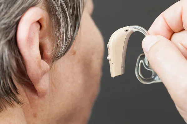 Fechar Mulher Idosa Com Aparelho Auditivo Ouvido Cuidados Saúde Ouvir — Fotografia de Stock