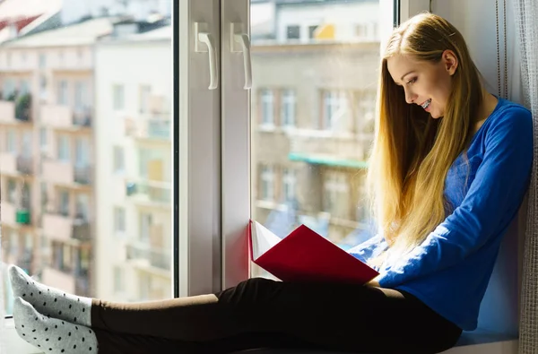 Jonge Vrouw Ontspannen Zitten Vensterbank Lezen Van Een Boek Met — Stockfoto