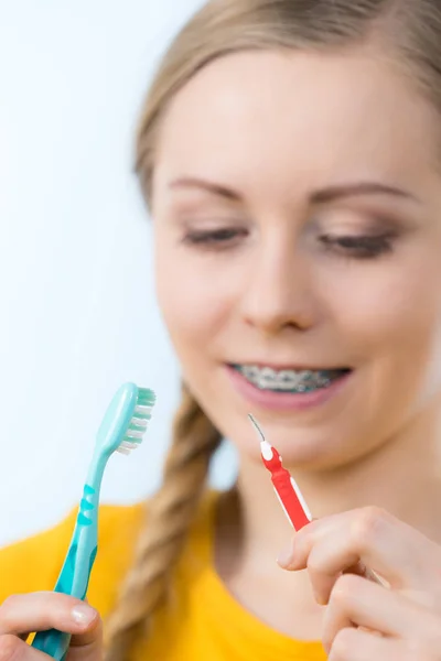 Conceito Dentista Ortodontista Jovem Mulher Sorrindo Limpeza Escovação Dentes Com — Fotografia de Stock