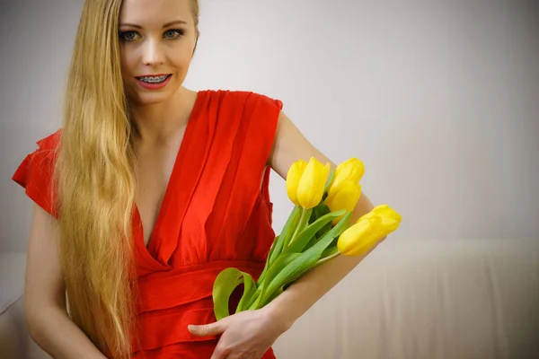 Kansainvälinen Naistenpäivä Maaliskuuta Kaunis Muotokuva Kaunis Nainen Vaaleat Hiukset Keltainen — kuvapankkivalokuva