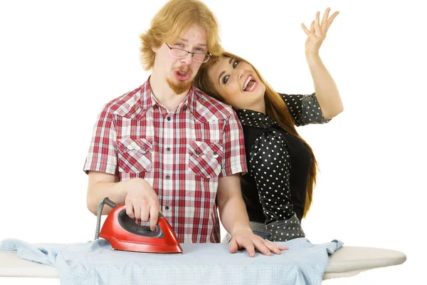 Mujer Siendo Feliz Mientras Hombre Aburrido Está Haciendo Tareas Domésticas — Foto de Stock