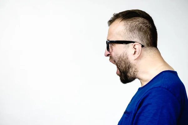 Ein Erwachsener Mann Mit Brille Brüllt Jemanden Seitenprofilansicht Mit Kopierraum — Stockfoto