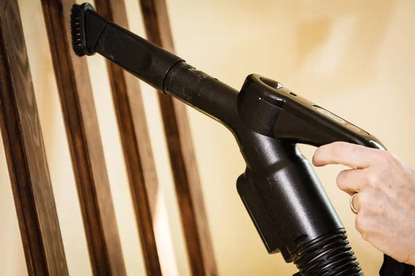 Mujer Haciendo Limpieza Casa Deshacerse Polvo Percha Usando Aspiradora —  Fotos de Stock