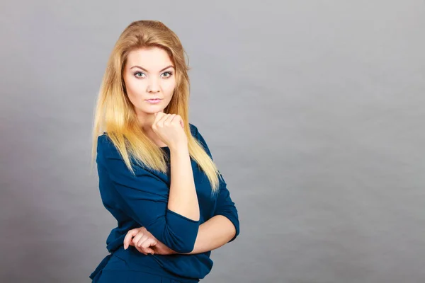 Concepto Belleza Femenina Retrato Femenino Rubia Joven Con Camisa Top — Foto de Stock