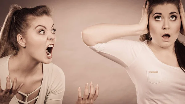 Duas Mulheres Discutindo Brigam Ficando Zangadas Uma Com Outra Feminino — Fotografia de Stock