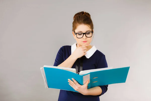 Agente Oficina Mujer Sosteniendo Carpeta Archivo Azul Las Manos Joven — Foto de Stock