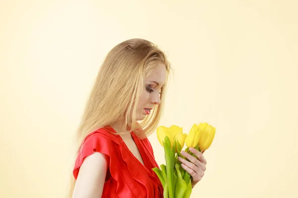 Tiro Jovem Segurando Buquê Tulipa Amarela Romântica Presente Dia Das — Fotografia de Stock