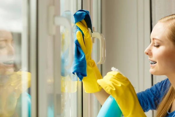 Mujer Joven Con Guantes Amarillos Limpiando Ventana Con Trapo Azul — Foto de Stock