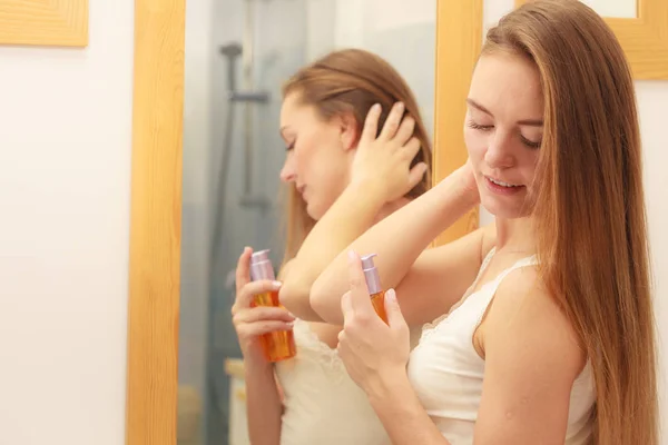 Mujer Baño Sosteniendo Botella Con Aceite Cosmético Chica Cuidando Cabello — Foto de Stock