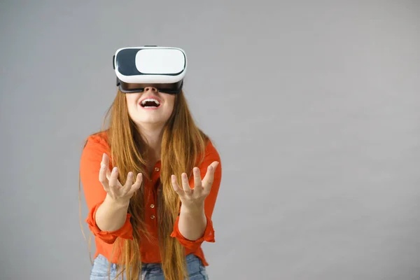 Νεαρή Συναισθηματική Γυναίκα Που Φοράει Γυαλιά Εικονικής Πραγματικότητας Κουτί Σύνδεση — Φωτογραφία Αρχείου
