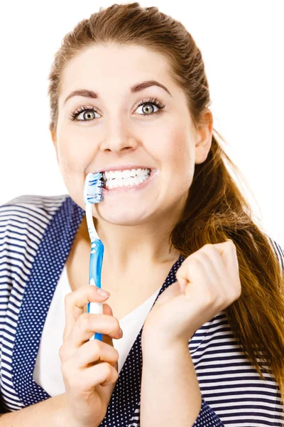 Mujer Con Bata Cepillándose Los Dientes Chica Divertida Con Cepillo —  Fotos de Stock