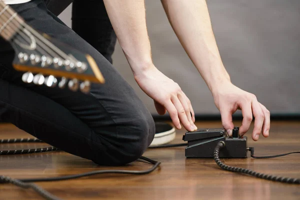 Man Met Muziekinstrument Het Opzetten Van Gitaar Audio Stomp Box — Stockfoto