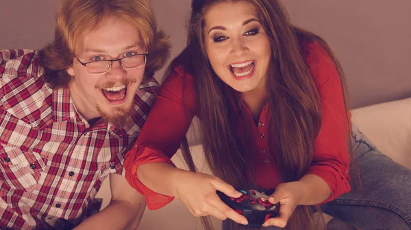 Birlikte Video Oyunu Oynayarak Boş Zamanların Tadını Çıkaran Mutlu Bir — Stok fotoğraf