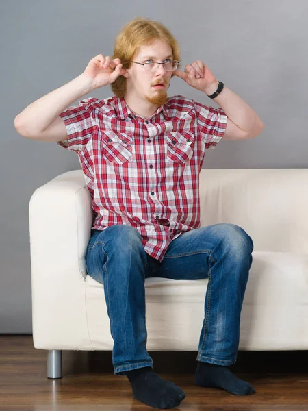 Mann Ärgert Sich Über Lauten Lärm Mit Fingern Ohren Die — Stockfoto